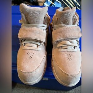 Mens NIKE AIR   SIZE 11.5   Light pink